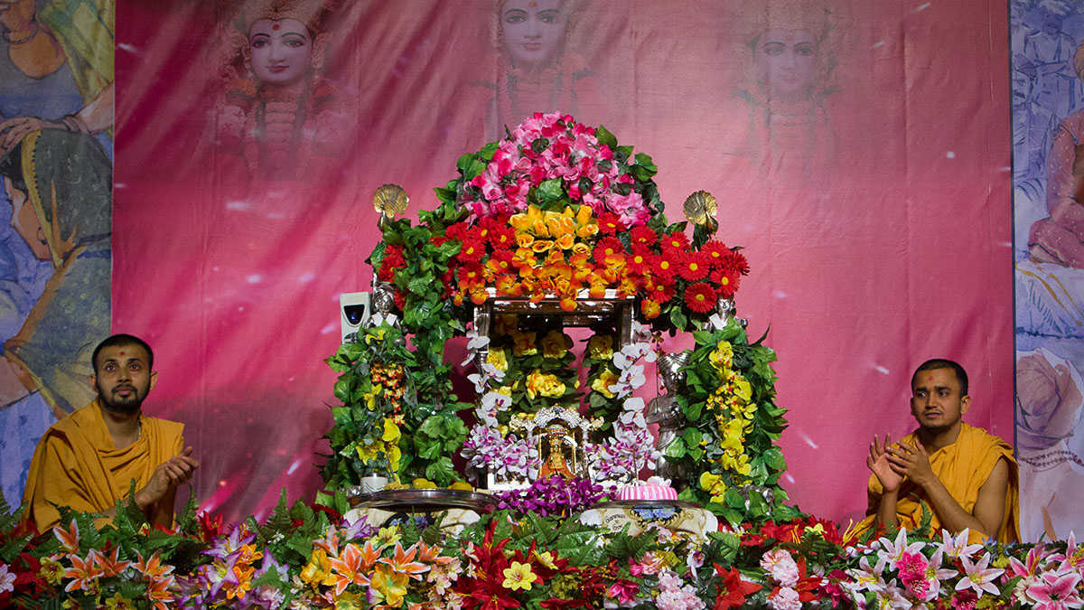Shri Harikrishna Maharaj in a hindolo