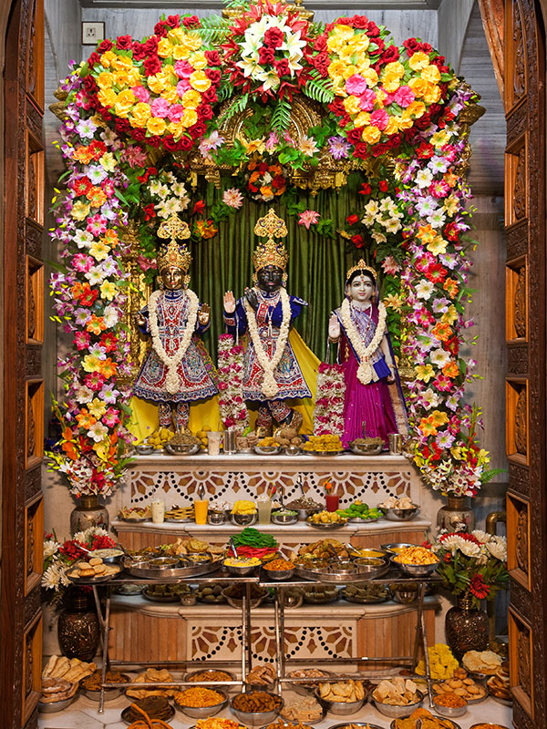 Annakut offered to Shri Harikrishna Maharaj and Shri Radha-Krishna Dev 