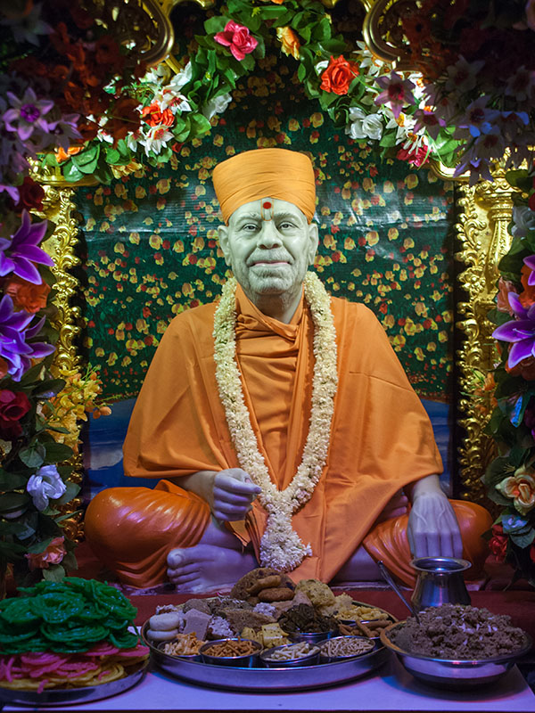 Annakut offered to Brahmaswarup Yogiji Maharaj