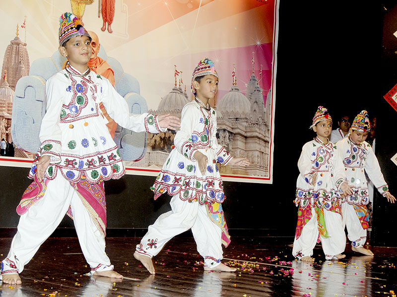 Children perform welcome dance, Muscat