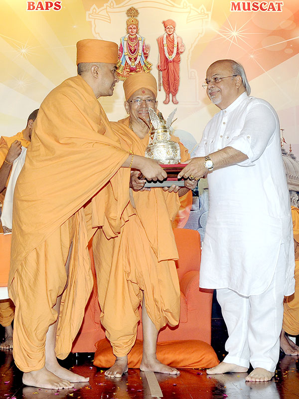 Pujya Tyagvallabh Swami honors Shri Kiranbhai Asher