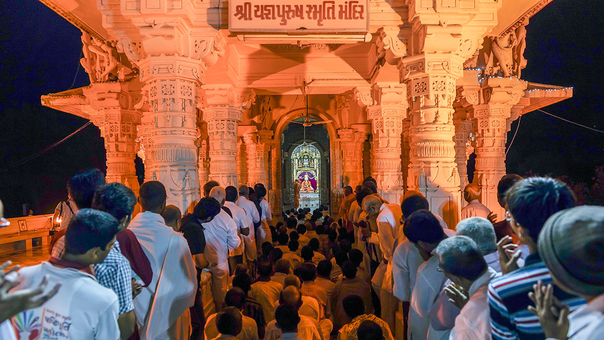 Devotees doing darshan at Smruti Mandir