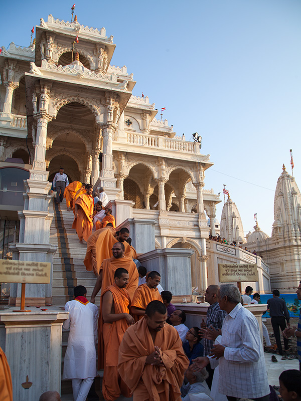 Sadhus and devotees wish each other after Arti