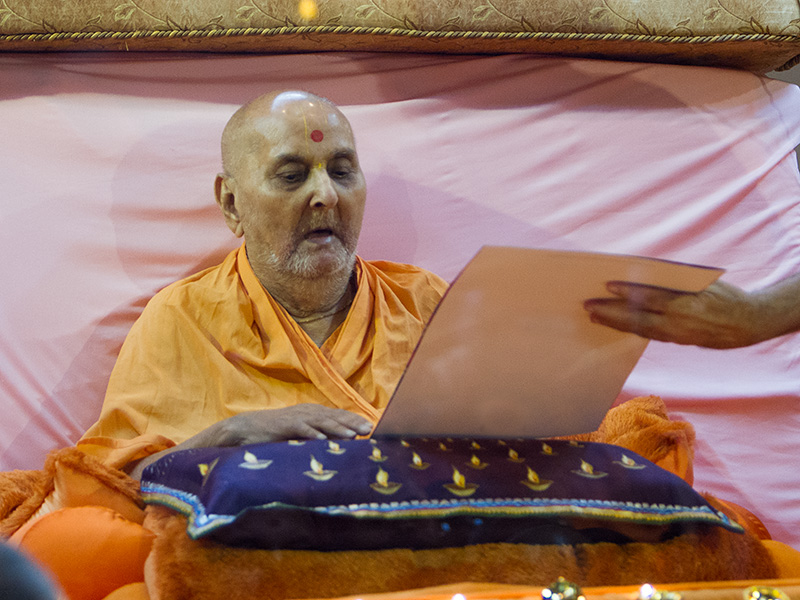 Swamishri sanctifies s diwali card