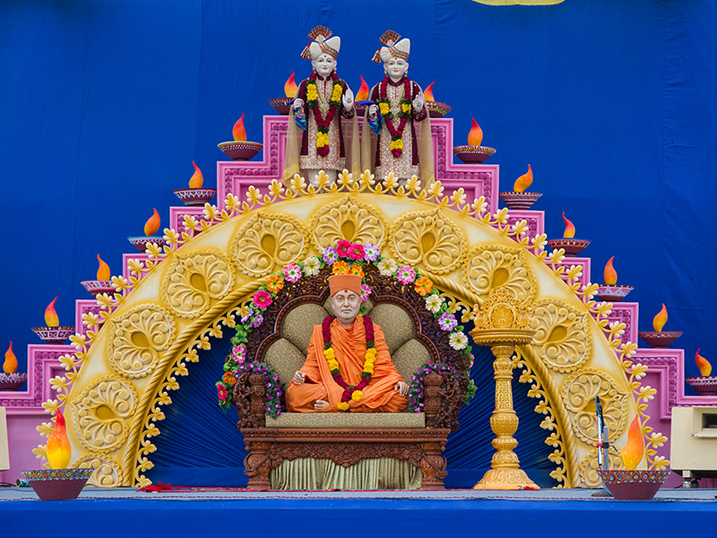 Swamishri's murti on stage