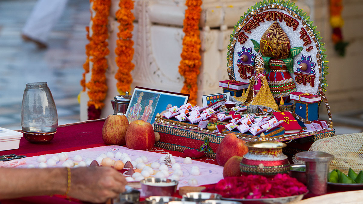 Shri Harikrishna Maharaj durig mahapuja rituals