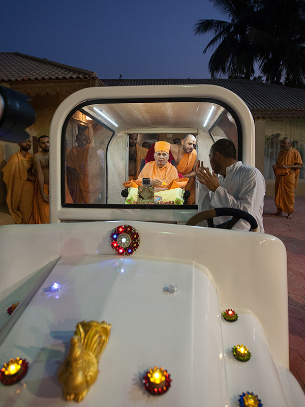 Swamishri on his way for Chopda Pujan