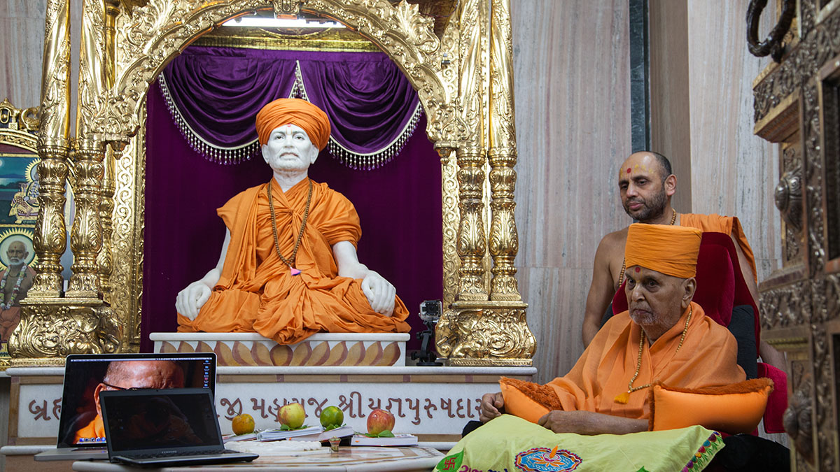 Swamishri sanctifies account books