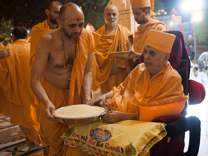 Swamishri sanctifies rice grains to be showered on account books