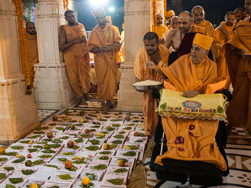 Swamishri sanctifies account books