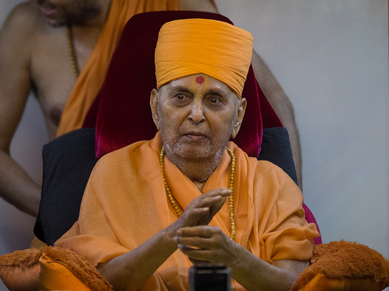 Swamishri bids 'Jai Swaminarayan' to devotees