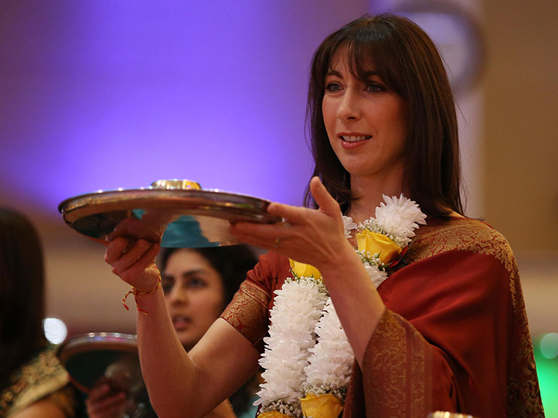 Samantha Cameron performs annakut arti on the Hindu New Year day