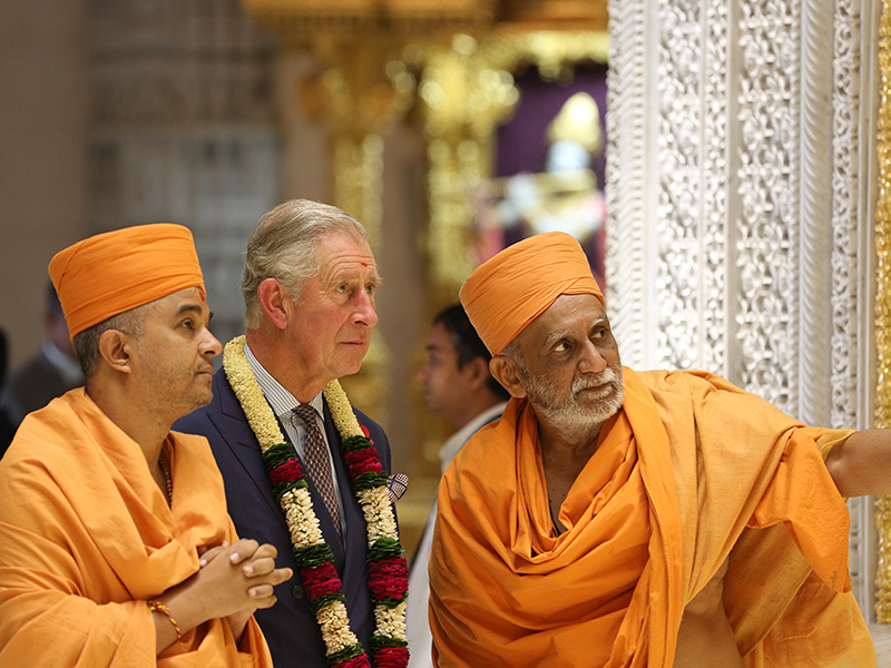 HRH Prince Charles admiring the interior of Swaminarayan Akshardham, New Delhi