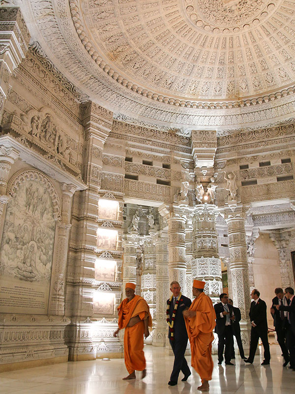 HRH Prince Charles admiring the interior of Swaminarayan Akshardham, New Delhi