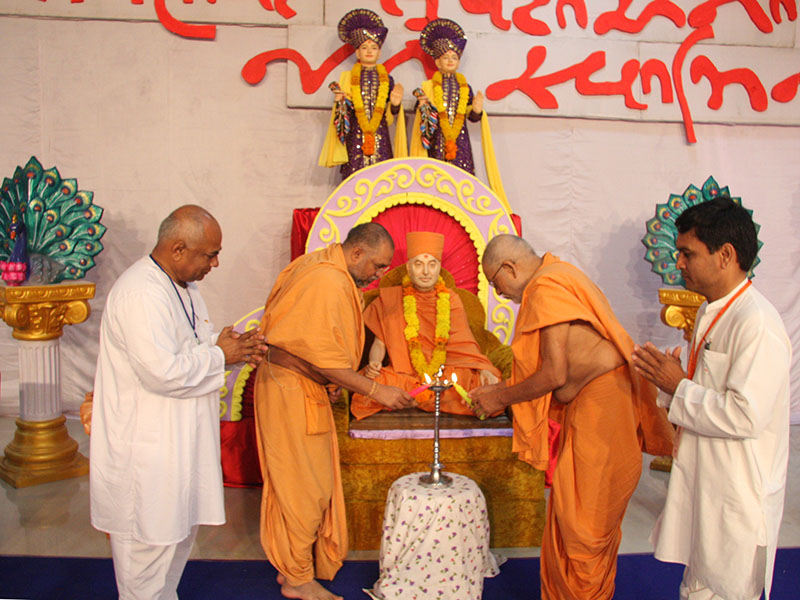 Inaugural deep-pragatya for the Bhavnagar Youth Shibir, Sankari, India