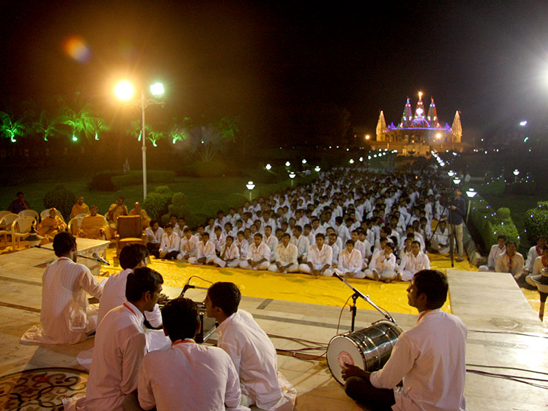 Bhavnagar Youth Shibir with the BAPS Shri Swaminarayan Mandir, Sankari, in the background