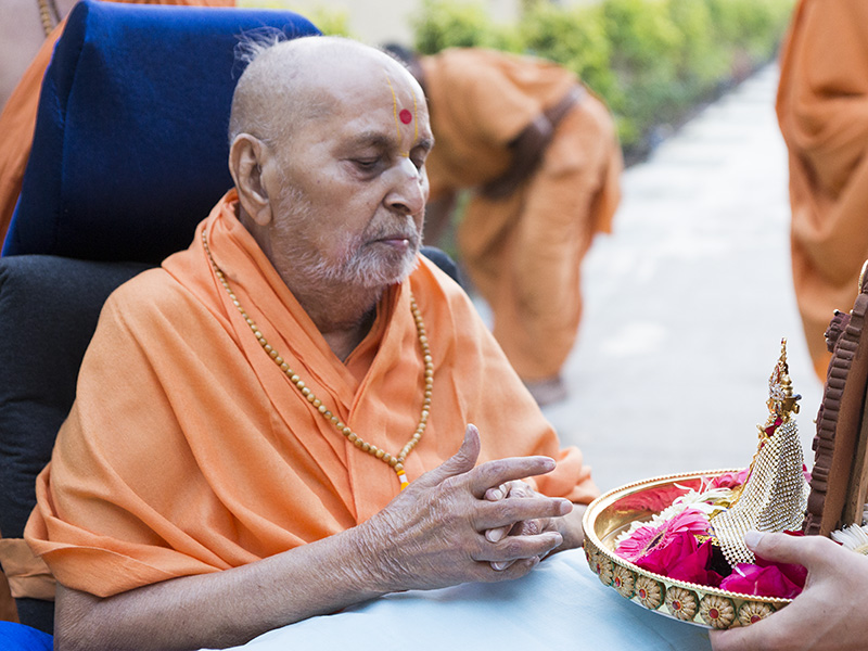 HH Pramukh Swami Maharaj engrossed in darshan of Shri Harikrishna Maharaj