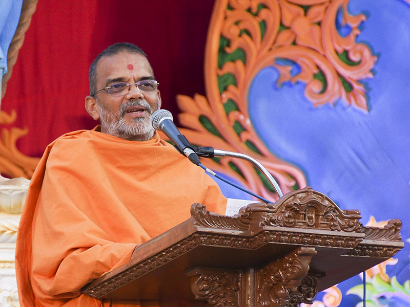 Pujya Narayanmuni Swami delivers a discourse