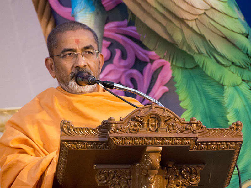Pujya Brahmadarshan Swami delivers a discourse