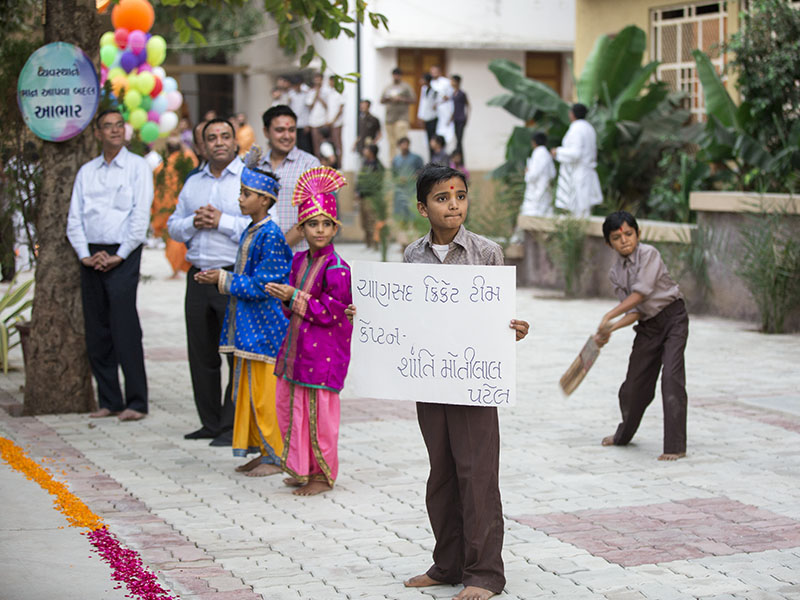 Kids welcome Swamishri