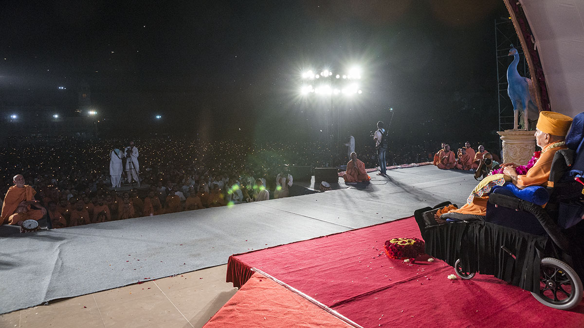 Sadhus and devotees perform arti