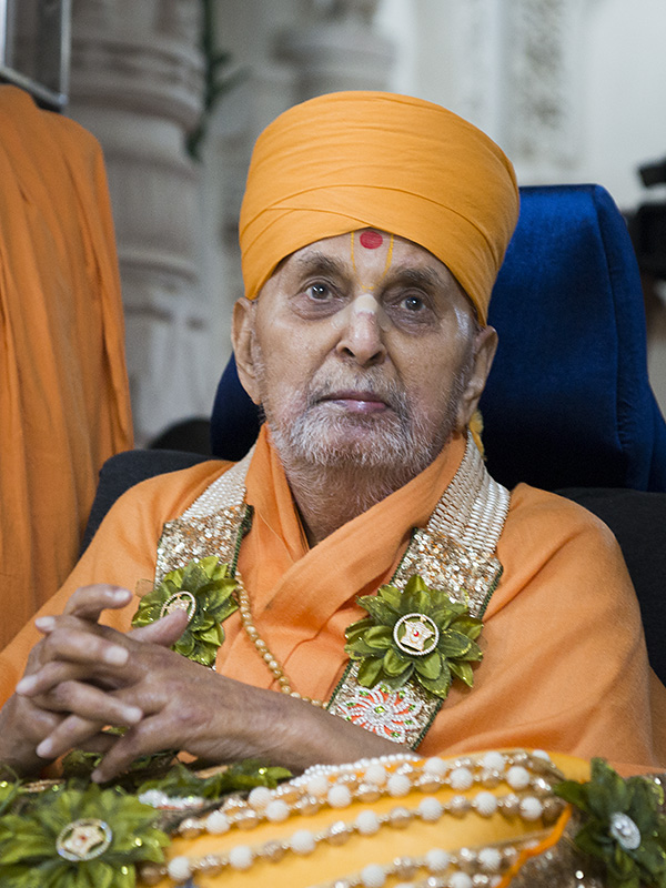 Swamishri engrossed in darshan at Shri Yagnapurush Smruti Mandir