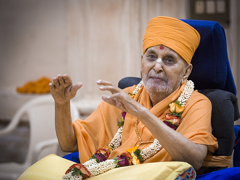 Swamishri blesses all