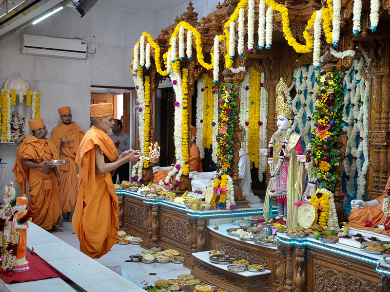 Pujya Mahant Swami performs arti