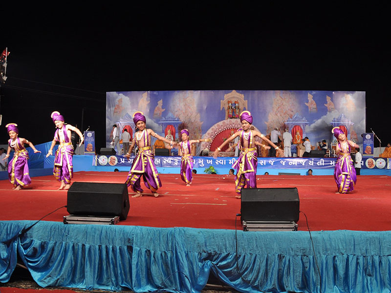 Pramukh Swami Maharaj's 93rd Birthday Celebration, Chansad - a folk dance by youths