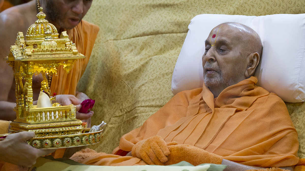 HH Pramukh Swami Maharaj engrossed in darshan