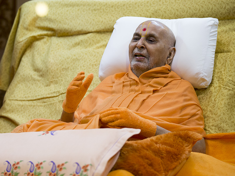 Swamishri blesses devotees, 'May Bhagwan Swaminarayan grant peace and well-being to everyone.'