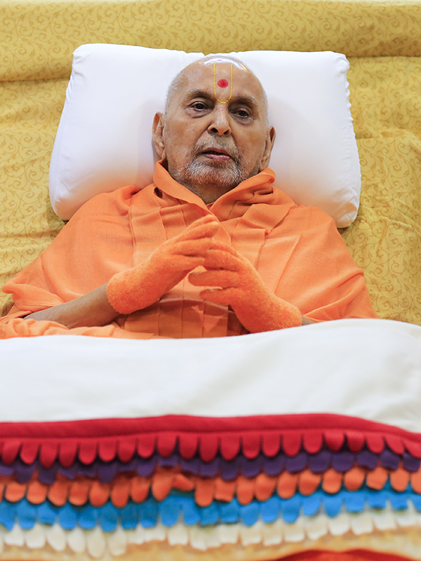 Swamishri blesses devotees, 'May Bhagwan Swaminarayan grant peace and well-being to everyone.'