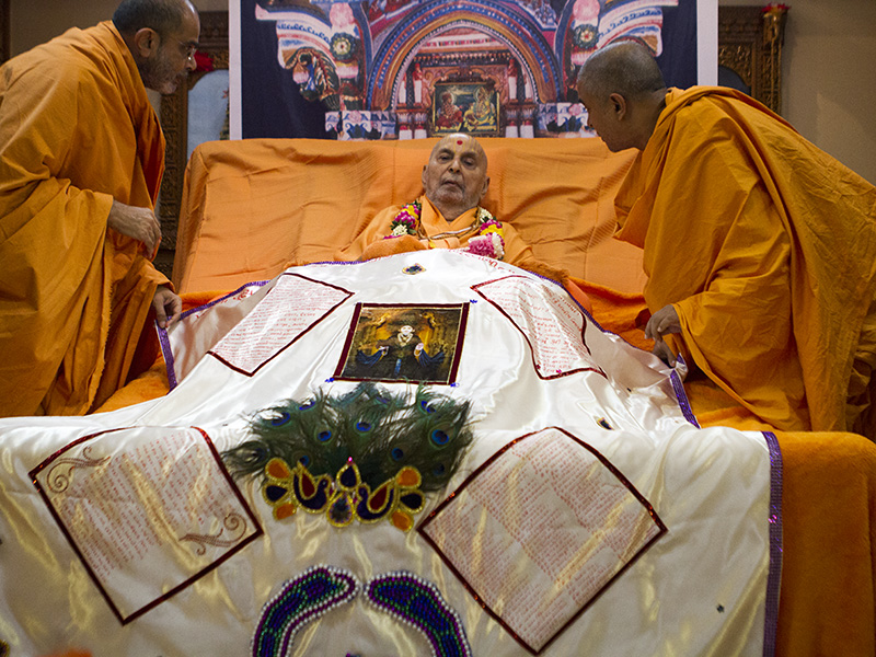 Swamishri is honored with a shawl and garland