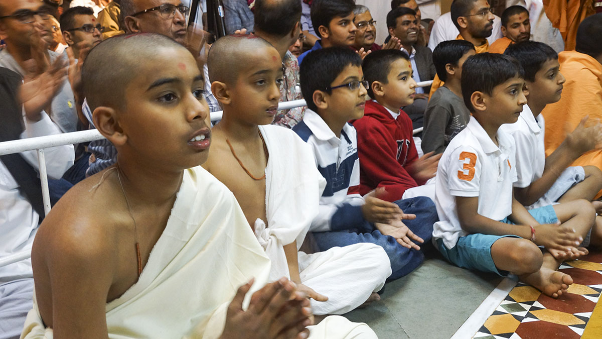 Kids doing darshan of Swamishri