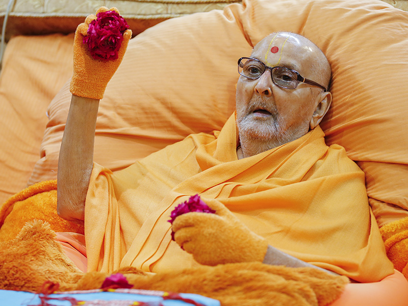 HH Pramukh Swami Maharaj sanctifies flower balls