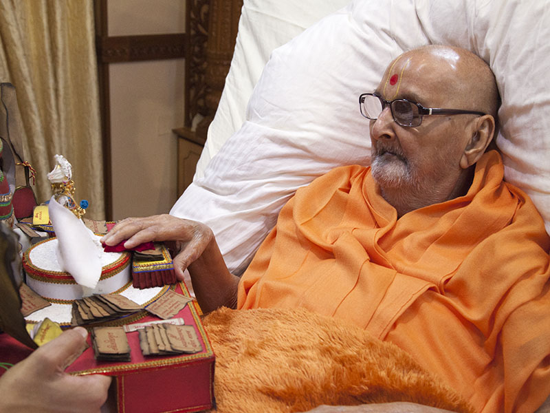 HH Pramukh Swami Maharaj  engrossed in darshan of Shri Harikrishna Maharaj
