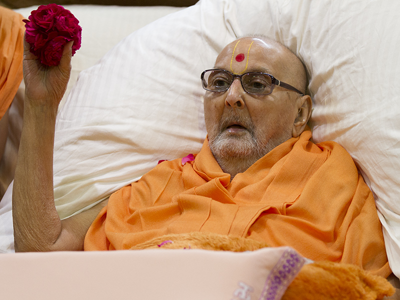 Swamishri sanctifies a flower ball