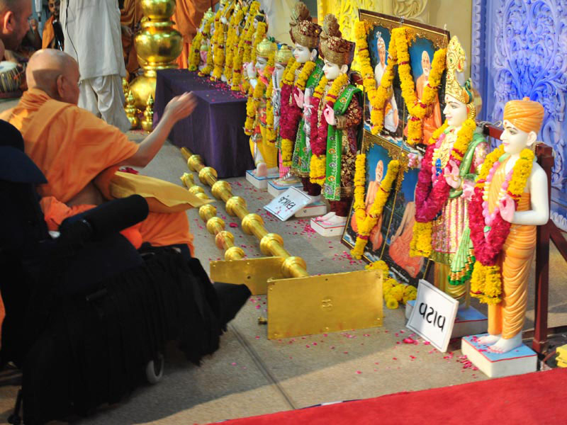 Swamishri performs pratishtha arti at Sarangpur on 7 November 2013