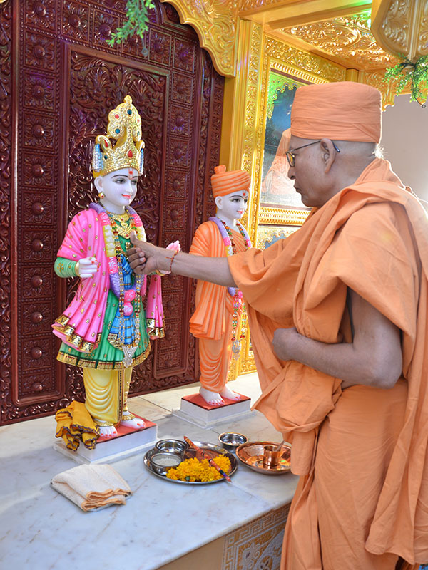 Pujya Bhaktipriya Swami (Pujya Kothari Swami) performs pratishtha rituals