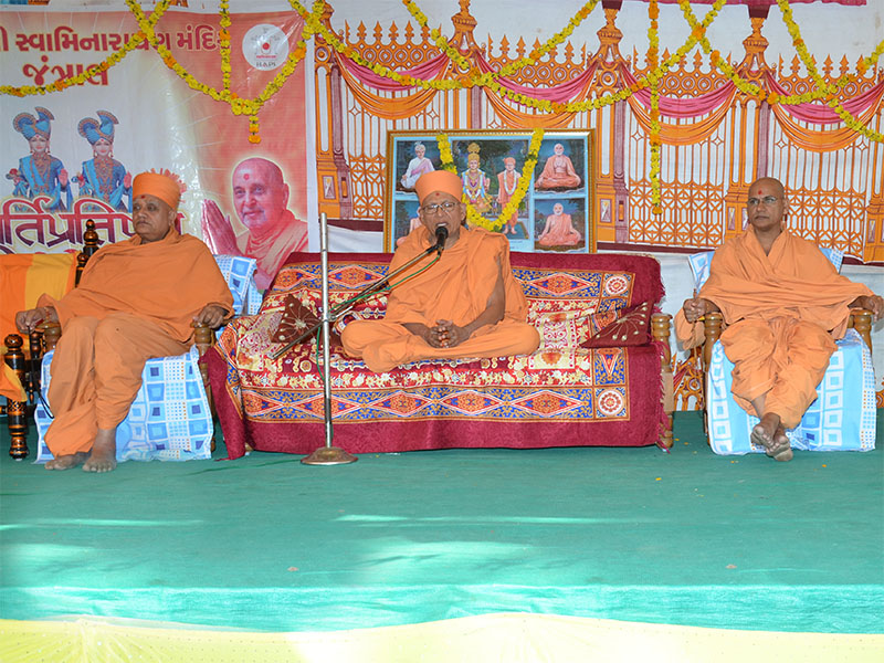 Pujya Kothari swami blesses pratishtha assembly