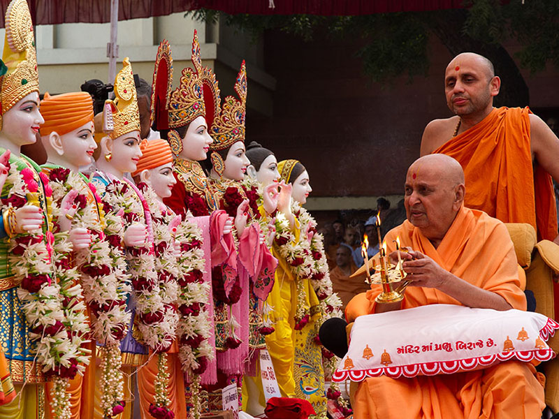 Swamishri performs pratishtha arti at Ahmedabad on 2 November 2012