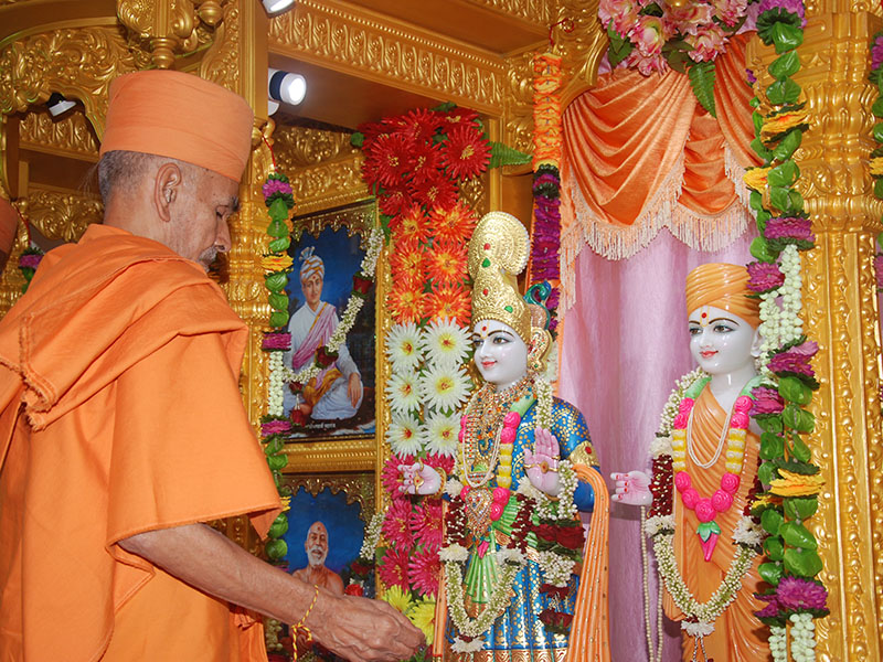 Pujya Keshavjivan Swami (Pujya Mahant Swami) performs pratishtha rituals at the BAPS Shri Swaminarayan Mandir, Saring