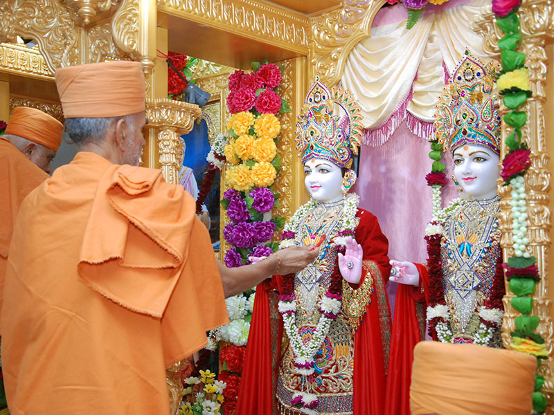 Pujya Keshavjivan Swami (Pujya Mahant Swami) performs pratishtha rituals