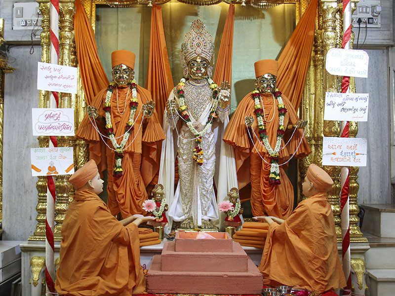 Bhagwan Swaminarayan, Aksharbrahman Gunatitanand Swami and Shri Gopalanand Swami, Sarangpur