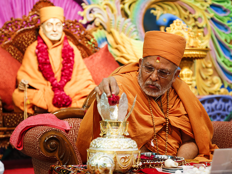 Pujya Ghanshayamcharan Swami performs mahapuja rituals