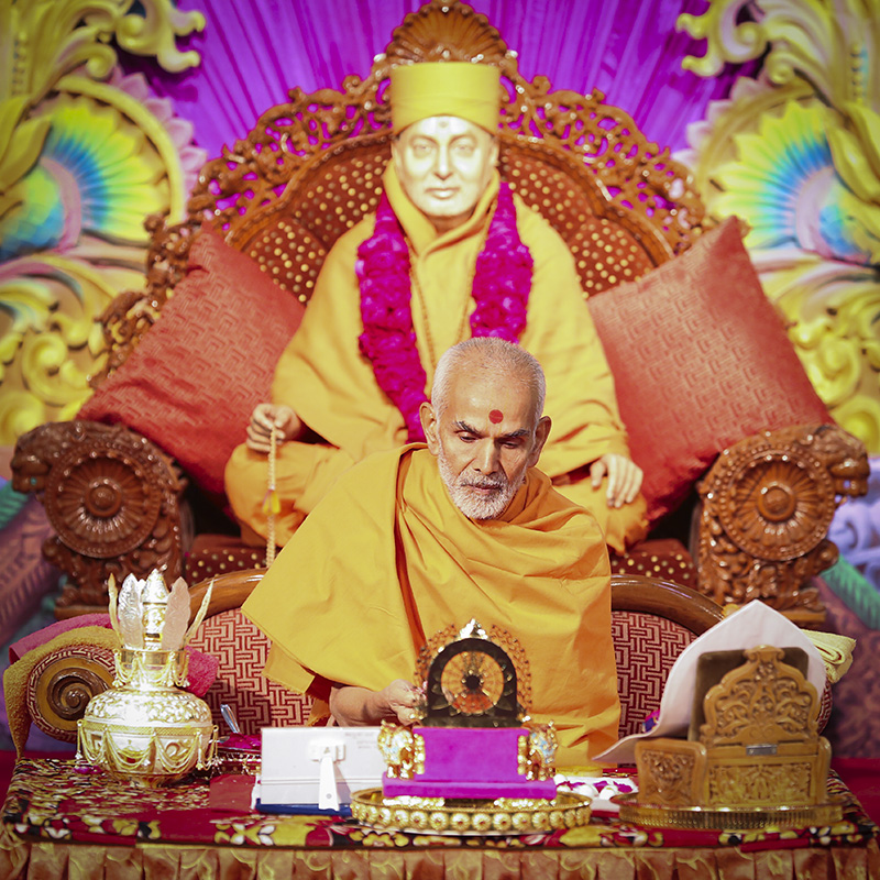 Pujya Keshavjivan Swami (Pujya Mahant Swami) performs mahapuja rituals