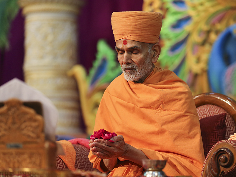 Pujya Keshavjivan Swami (Pujya Mahant Swami) performs mahapuja rituals