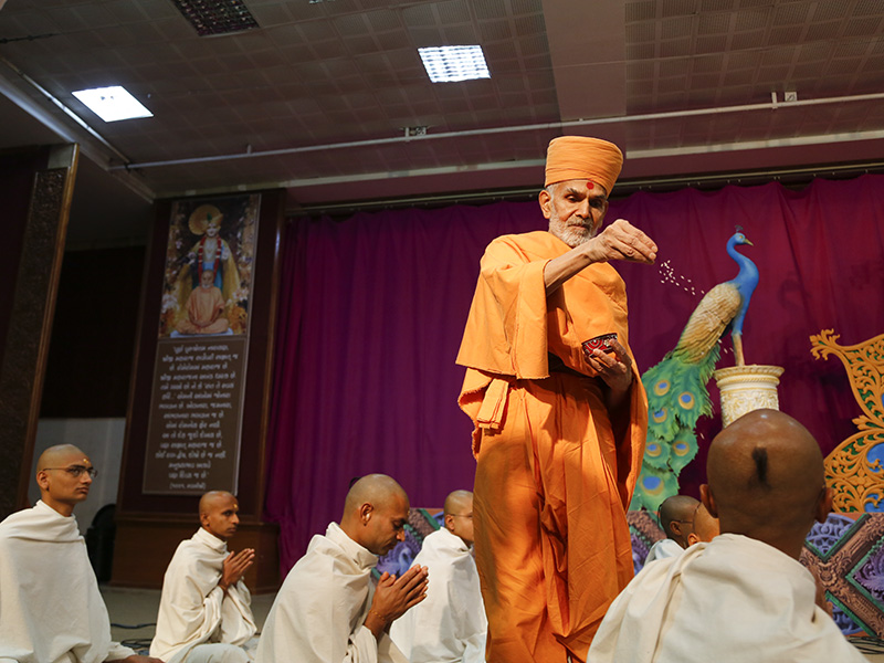 Pujya Mahant Swami blesses the parshads