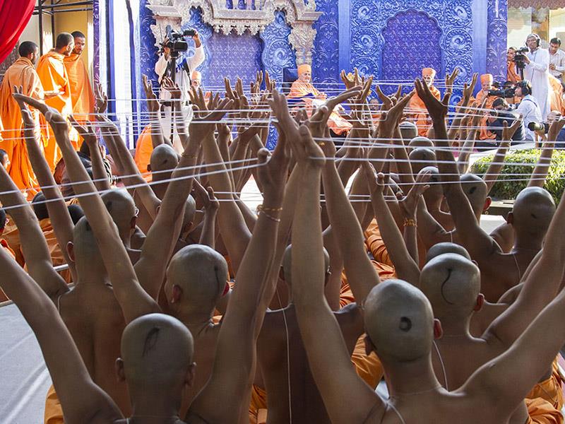 Parshads perform diksha rituals