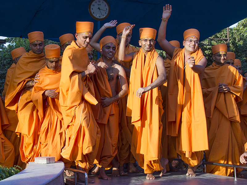 Newly initiated sadhus rejoice before Swamishri